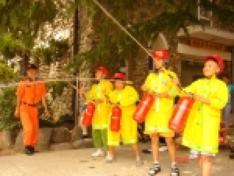 광주동부소방서는 무등육아원에서 2005. 7. 20(금) 각종 소방시설 체험을 실시하였다.