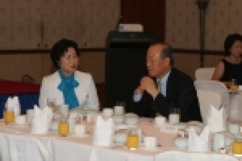여성경제인협회 서울지회 박재숙 회장(반도한경개발, 한그린 대표)과 환담을 나누는 중.