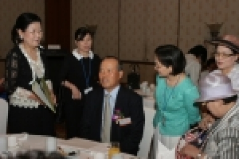 강의 후 여성최고경영자들의 질문공세에 답변하고 있는 허태학 사장.