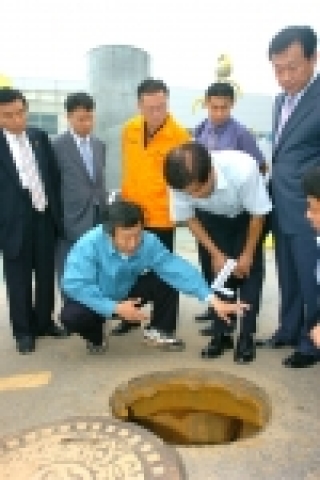 손학규 경기도지사는 7월 19일 상수관 누수방지 작업중 유독가스에 질식돼 사고를 당한 공무원과 작업자들을 방문해 환자와 유가족들을 위로하고 사고현장을 방문했다.