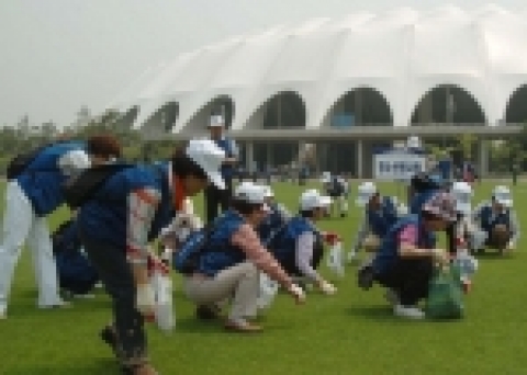 지난 6.18(토) 부산아시아드볼런티어 소속 봉사자 500여명이 부산아시아드주경기장 주변에서 환경정비 봉사활동을 추진하고 있다.