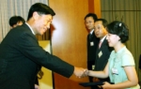 은행장 표창장 수상 (좌측 최동수 조흥은행장, 우측 이촌동지점 이영숙 대리)