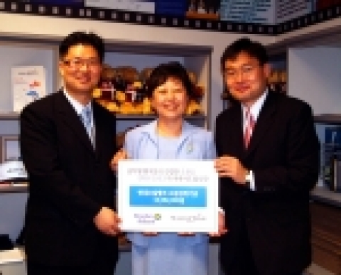 22일 서울 강남구 역삼동 한국Make-A-Wish 재단 사무실에서 현대오일뱅크 신용삼 경영혁신부문장(오른쪽)이   한국Make-A-Wish 재단 박은경 사무총장(가운데)에게 Make-A-Wish 캠페인 기금을 전달했다. 왼쪽은 현대오일뱅크 사원 대표로 참여한 전략개발팀 이진수 과장.