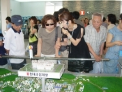 현대산업개발은 22일 오픈한 전주서부신시가지 I'PARK 모델하우스에서 EI(Etiquette Identity: 고객예절표준화)의 일환으로 개발한 분양도우미 유니폼(사진)
