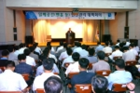 7월 22일 시군 재난, 상하수 관련 과장 등 100여명이 모인자리에서 유재우 환경국장이 맨홀등 밀폐공간 작업시 안전관리 대책회의에서 인사말을 하고 있다.