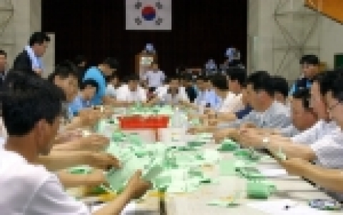 현대중공업 노사가 2005년 단체협상을 마무리함으로써 11년 연속 무쟁의를 실현, 상생의 노사관계를 확고히 구축했다. 이 회사 노사는 9차례의 협상 끝에 7월 20일 노사간 잠정합의안을 마련, 22일 조합원 찬반투표를 통해 찬성 65%로 가결시킴으로써 95년부터 ‘11년 연속 무쟁의’를 기록했다.