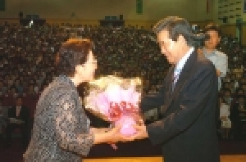 「2005년도 경상북도 여성대회」가 22일 오전 11시 울진청소년수련관에서 이의근 경상북도지사를 비롯한 도내 기관단체장과 여성지도자등 1,100여명이 참석한 가운데 성황리에 열렸다.
