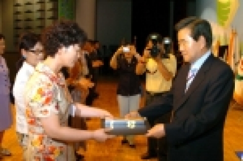 「2005년도 경상북도 여성대회」가 22일 오전 11시 울진청소년수련관에서 이의근 경상북도지사를 비롯한 도내 기관단체장과 여성지도자등 1,100여명이 참석한 가운데 성황리에 열렸다.