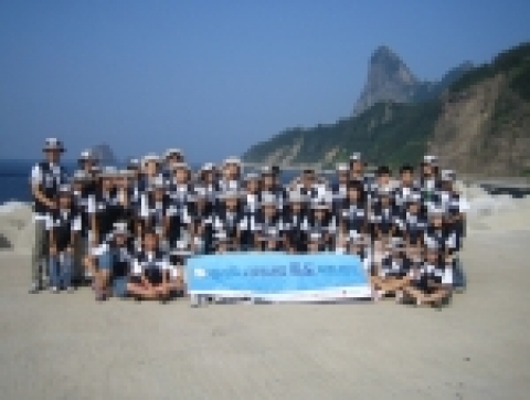 엘리트학생복을 만드는 ㈜에리트베이직(대표 홍종순)은 사회복지공동모금회와 함께 보육원 어린이 40여명을 초청, 지난 20일부터 22일까지 2박3일간 울릉도와 독도에서 `엘리트 나라사랑 독도캠프'를 개최했다.