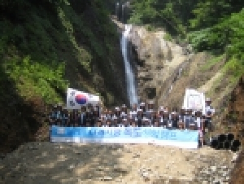 엘리트학생복을 만드는 ㈜에리트베이직(대표 홍종순)은 사회복지공동모금회와 함께 보육원 어린이 40여명을 초청, 지난 20일부터 22일까지 2박3일간 울릉도와 독도에서 `엘리트 나라사랑 독도캠프'를 개최했다.