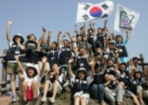 엘리트학생복을 만드는 ㈜에리트베이직(대표 홍종순)은 사회복지공동모금회와 함께 보육원 어린이 40여명을 초청, 지난 20일부터 22일까지 2박3일간 울릉도와 독도에서 `엘리트 나라사랑 독도캠프'를 개최했다.