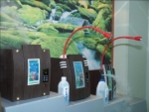 경상대학교 창업보육센터 입주 벤처기업인 (주)씨앤케이가 세계 최초로 자체 개발한 산소발생가습기와 개인용산소발생기