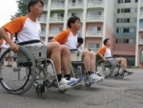 한화그룹 2005-1 기 신입사원들이 장애인을 돕는 방법을 체득하고, 자원봉사를 하기 전에 휠체어 이동 방법에 대한 교육을 받고 있다