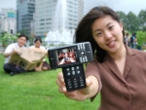 삼성전자가 새로운 디자인 개념의 「슬라이드 가로보기 위성DMB폰」(모델명:SCH-B200/SPH-B2000)을 출시하면서 위성DMB폰 시장을 주도하고 있다.