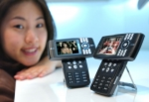 삼성전자가 새로운 디자인 개념의 「슬라이드 가로보기 위성DMB폰」(모델명:SCH-B200/SPH-B2000)을 출시하면서 위성DMB폰 시장을 주도하고 있다.