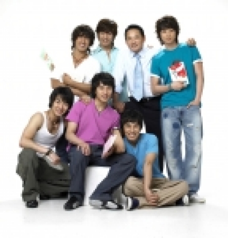 유인촌 대표이사와 그룹 신화가 함께한 사진
