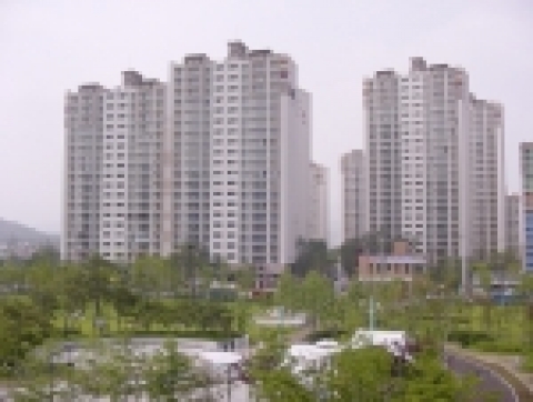 현대산업개발이 오는 31일부터 입주가 시작되는 동두천 송내 I'PARK 단지내에 조형물 분수대 및 정자, 평상, 수목시설을 갖춘 휴식공원을설치하여 무더운 여름철 입주자들의