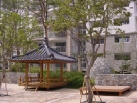 현대산업개발이 오는 31일부터 입주가 시작되는 동두천 송내 I'PARK 단지내에 조형물 분수대 및 정자, 평상, 수목시설을 갖춘 휴식공원을설치하여 무더운 여름철 입주자들의