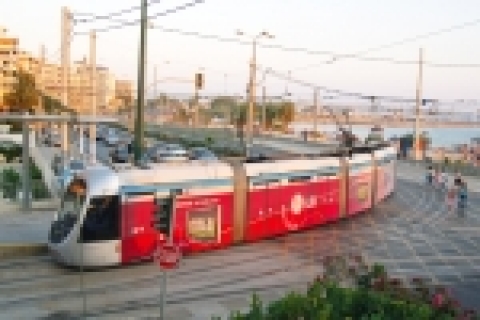 LG전자는 7월초부터‘아테네의 입구’로 불리는 피레우스(Piraeus) 항에서 글리파다(Glyfada)까지 해안도로를 운행하는 트램(TRAM) 외부 전면에 페인팅 기법을 활용한 광고를 새겼다.