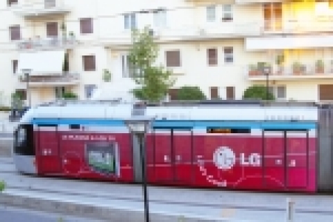 LG전자는 7월초부터‘아테네의 입구’로 불리는 피레우스(Piraeus) 항에서 글리파다(Glyfada)까지 해안도로를 운행하는 트램(TRAM) 외부 전면에 페인팅 기법을 활용한 광고를 새겼다.