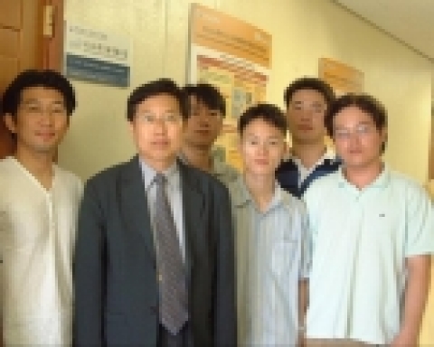 KAIST 신소재공학과 복합재료연구실 연구팀 사진(좌로부터 대학원생 김경태씨, 홍순형 교수, 차승일 박사, 대학원생 모찬빈, 유민규, 이경호씨)