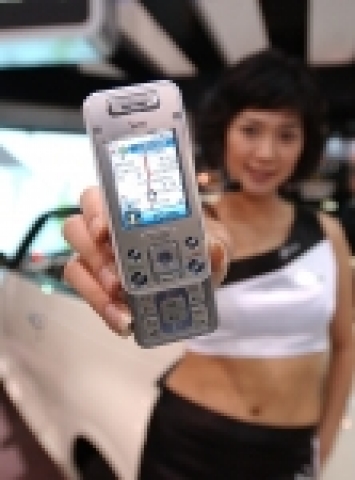 SK텔레콤이 25일 별도의 차량장착용 전용키트 없이 휴대폰만으로 네이트드라이브 서비스를 이용할 수 있는 텔레매틱스 전용폰(LG-SV900)을 출시했다. 사진은 전용폰을 이용해 네이트드라이브의 ‘길안내 서비스’를 시연하는 모습.