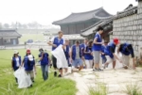 삼성전자디지털미디어총괄에서 근무하고 있는 외국인 임직원 40명이 '수원화성행궁 지킴이' 봉사활동에 참가했다. 삼성전자는 지난 4월부터 '화성지킴이'를 결성, 환경 정화활동과 화성 안내 도우미, 안전순찰 등을 매 주말 전개해 나가고 있다. 삼성전자 외국인 임직원들도 장애인봉사, 농촌 일손돕기 등을 통해 나눔경영을 적극 실천해 나가고 있다.