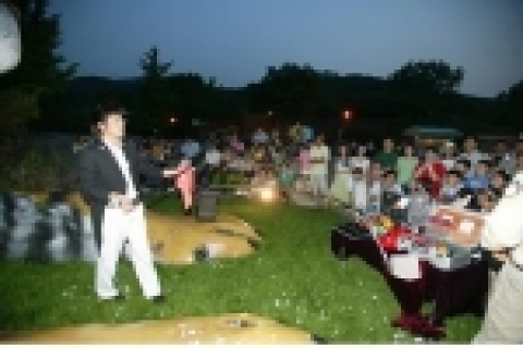 동물원 별밤음악회가 펼쳐지는 한켠에서는 매주 토요일 사육사 겸 마술사로 활동하고 있는         이상림씨의 마술쇼가 펼쳐지게 된다.