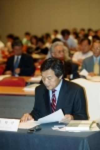 손학규 경기도지사가 7월 26일 일산 킨텍스에서 열린 광복60주년 기념 공동학술회의 "평화를 위한 우리의 한반도 정책 대구상"에 참석하여 기조연설 준비하고 있다.
