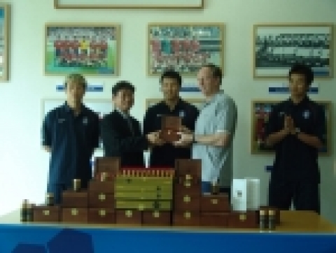 비트로시스 손성호 대표와 비트로시스윈 박숙미 대표가 &#039;2005 동아시아 축구대회&#039; 한국 대표팀의 선전을 기원하며 본프레레 감독 및 선수들에게 고려산삼배양근엑기스를 증정하고 있다.