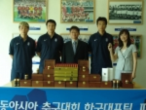 비트로시스 손성호 대표와 비트로시스윈 박숙미 대표가 &#039;2005 동아시아 축구대회&#039; 한국 대표팀의 선전을 기원하며 본프레레 감독 및 선수들에게 고려산삼배양근엑기스를 증정하고 있다.