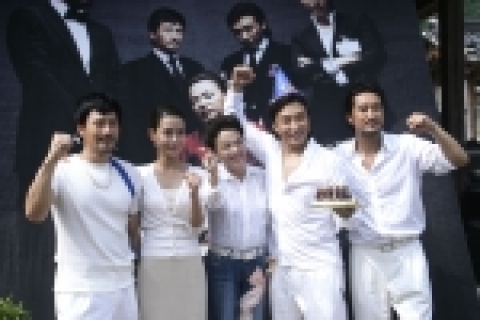 인터뷰가 끝난 후, 탁재훈의 생일 파티와 기념촬영