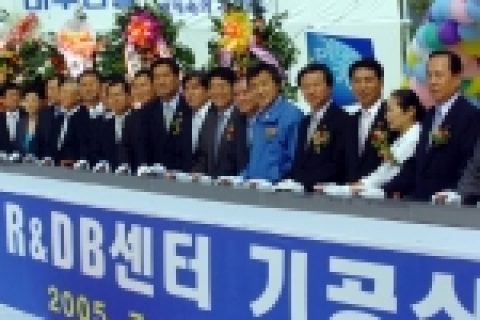 손학규 경기도 지사가 7월 26일 경기도 R&DB 비지니스 센타 기공식에 참석하여 기공식 버튼을 누르고 있다