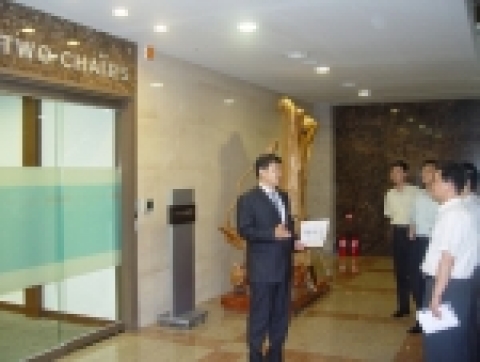 우리은행 본점 Two-Chairs Club(PB센터)을 방문 설명을 듣고 있다