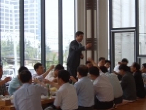 서정호 인천항만공사(IPA) 사장이 27일 열린 선박 운항회의(일명 선석회의) 관계자 간담회에서 과장급 실무자들과 어깨를 나란히 하고 격의없이 의견을 나누며 인천항 발전에 뜻을 모았다.