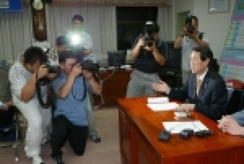 김태환 제주도지사는 주민투표 결과 혁신안으로 거의 확정된 27일 오후8시40분 기자회견을 갖고 "현명한 도민판단을 겸허히 수용하겠다"고 밝혔다.