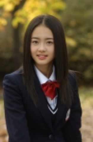 에리트베이직(대표 홍종순)은 KBS 드라마 <반올림>을 통해 하이틴 스타로 자리잡은 연기자 고아라와 엘리트학생복 모델 6개월 전속계약을 맺었다고 밝혔다.