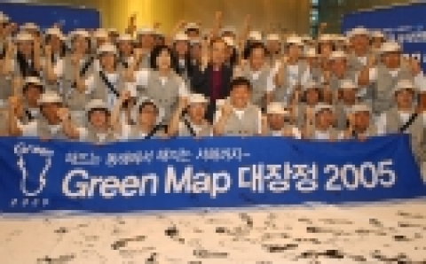 SK텔레콤은 29일부터 9박 10일간 동해에서 남해, 서해안을 따라 환경 정화활동을 펼치는 『SK텔레콤과 녹색연합이 함께하는 Green Map 대장정 2005』를 실시한다. 사진은 28일 SK텔레콤 본사에서 있었던 발대식 모습.