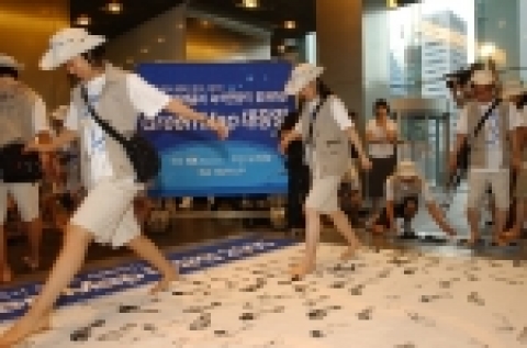 SK텔레콤은 29일부터 9박 10일간 동해에서 남해, 서해안을 따라 환경 정화활동을 펼치는 『SK텔레콤과 녹색연합이 함께하는 Green Map 대장정 2005』를 실시한다. 사진은 28일 SK텔레콤 본사에서 있었던 발대식 모습.