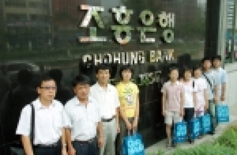 용정고급중학교 교직원들과 학생들이 기념 촬영을 하고 있는 장면