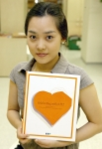 KTF(대표이사 조영주, www.ktf.com)는 오늘 연차보고서평가 전문기관인 Mercomm(www.mercommawards.com)사가 주최한 세계 최고 권위의 기업 연차보고서 경연대회인‘2005 ARC Award’에서 Non traditional부분 텔레커뮤니케이션에서 2년 연속 금상을 수상했다고 밝혔다.