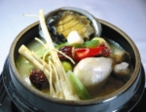 제주의 특산물인 전복과 한약제를 함께 넣은 담백한 맛이 일품인 전복삼계탕