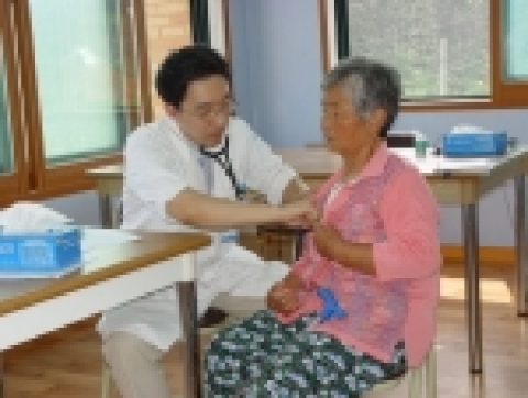 관동대학교 의과대학 부속 명지병원(원장 김병길)의 ‘방목의료봉사단’은 29일 양양군 용호리 마을회관에서 오전 9시 30분부터 산불로 재산의 피해를 입은 양양지역 피해주민을 대상으로 진료에 들어갔다.