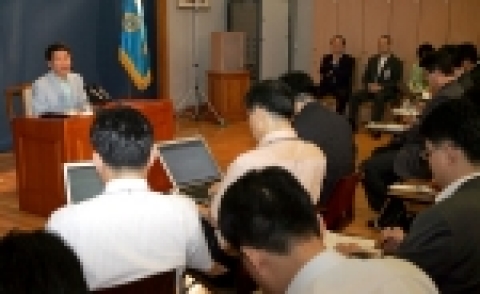 노무현 대통령이 청와대 춘추관에서 연정관련 출입기자 간담회를 갖고 있다.