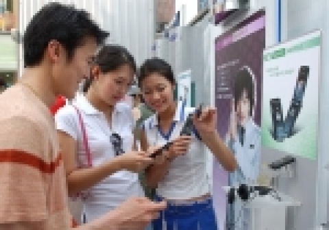 삼성전자는 7월29일부터 한달 동안 강남역 등 서울시내 5곳에서 삼성전자의 최신 휴대폰을 직접     체험할 수 있는 '애니콜 시연회'를 개최한다고 밝혔다. 29일 강남역에서 열린 행사에서    시연장을 찾은 고객이 삼성전자 초슬림폰 SCH-V740을 체험해보고 있다.