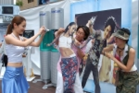 삼성전자는 7월29일부터 한달 동안 강남역 등 서울시내 5곳에서 삼성전자의 최신 휴대폰을 직접     체험할 수 있는 '애니콜 시연회'를 개최한다고 밝혔다. 29일 강남역에서 열린 행사에서    시연장을 찾은 고객들이 삼성 애니콜 CF 모델인 이효리ㆍ에릭 이미지 앞에서 700만 화소 카메라폰으로    사진을 찍고 있다.