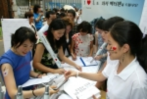 만년필 브랜드 파카(Parker)는 7월 31일 대학로 TTL존 앞에서 '독도의 날' 제정을 위한 서명을 한 시민들에게 특별 제작한 'I♥독도'