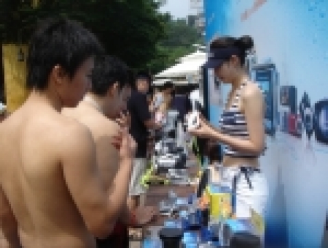 최근 에버랜드 캐러비안 베이에서 열린 ‘소니 아쿠아 페스티벌’에서 소니 마린팩과 스포츠팩을 살펴보는 방문객