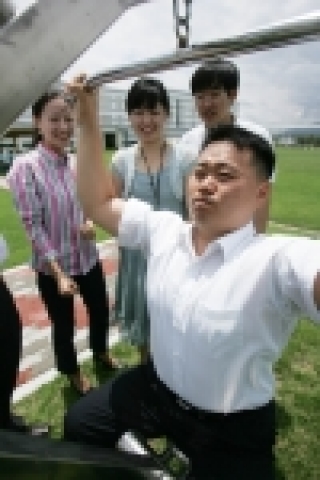 LG전자 임직원들이 헬스파크에 설치된 웰빙 기구(턱걸이 바란스, 파워 머신 등)들을 이용해 체력을 단련하고 있는 모습