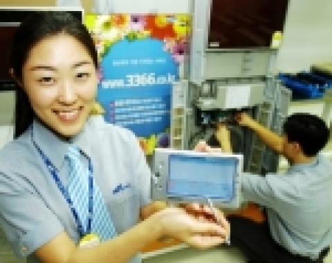 삼성전자는 지난 '99년 최초로 가상의 서비스센터를 운영한 이래 6년만에 쌍방향 커뮤니케이션이 강화된 고객 중심의 사이버 CS프라자를 오픈한다. 지난 5개월 동안 쉽고 빠른 서비스 제공을 목표로 구축된 이번 삼성전자서비스의 홈페이지 재구축을 통해 소비자들은 기존과는 차원이 다른 신개념의 업그레이된 사이버 서비스를 제공받을 수 있게 될 전망이다. 삼성전자 사이버CS프라자의 홈페이지 주소는 www.3366.co.kr이다.